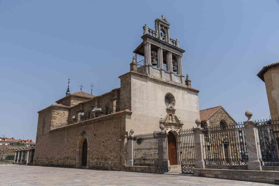 León 014 - Astorga - iglesia altomedieval.jpg